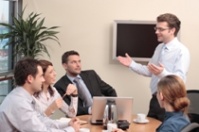 Konstruktywne informacje zwrotne a zwykĹa krytyka sprzedawcy, fot. shutterstock