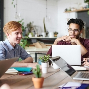 38 proc. przedstawicieli pokolenia Z pracuje w kilku miejscach jednocześnie.  Co trzeci pracodawca ocenia to rozwiązanie negatywnie