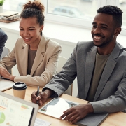 Rok 2026 przyniesie rekrutacje i podwyżki, lecz nie zawsze takie, jakich spodziewają się pracownicy