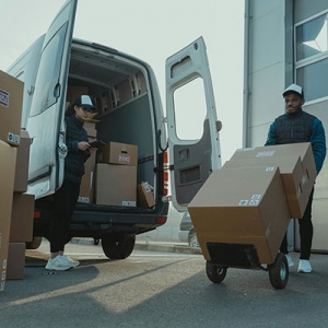 4 na 10 polskich pracodawców obszaru transportu, logistyki i motoryzacji planuje nowe rekrutacje, a 5 na 10 nie chce zmian w strukturze zatrudnienia