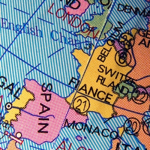 Niebieska Karta UE - szereg przywilejów dla pracowników w zawodach wymagających wysokich kwalifikacji. Jak ją uzyskać?