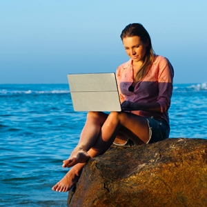 Dla połowy pracowników na świecie ważniejszy jest work-life balance niż wspinanie się po szczeblach kariery