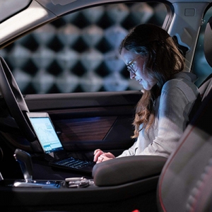 Nawet 2 terabajty danych dziennie – tyle informacji generuje współczesny samochód. Przełomowe technologie najważniejszym trendem przemian branży automotive