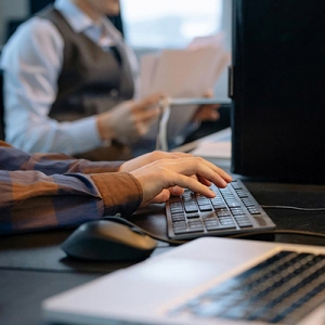 4 na 10 pracodawców IT chce zatrudniać, o zwolnieniach myśli połowa mniej firm. Jaka przyszłość czeka branżę nowych technologii?